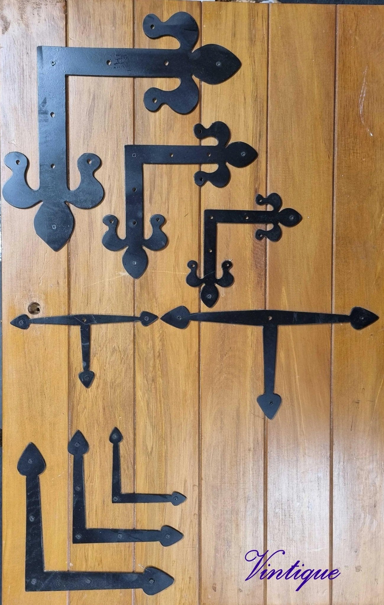 Rustic Decorative Fleur DE Lis Corner strap Black & corten-Vintique Concepts