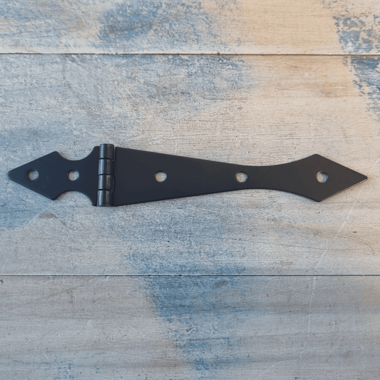 Black rustic arrowhead Strap Hinge - 147mm x 25mm
