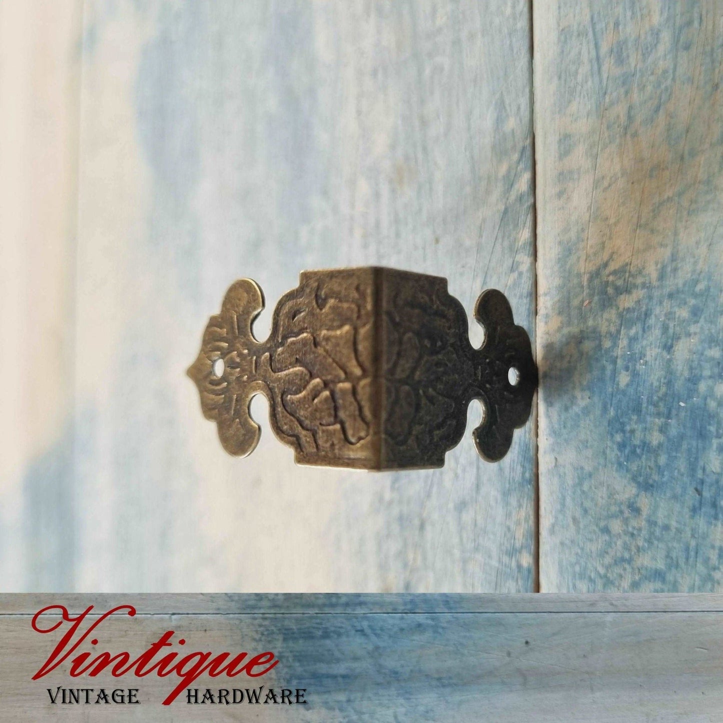 Antique looking Bronze small 2 way corner 26 x 26 x 18mm-Vintique Concepts