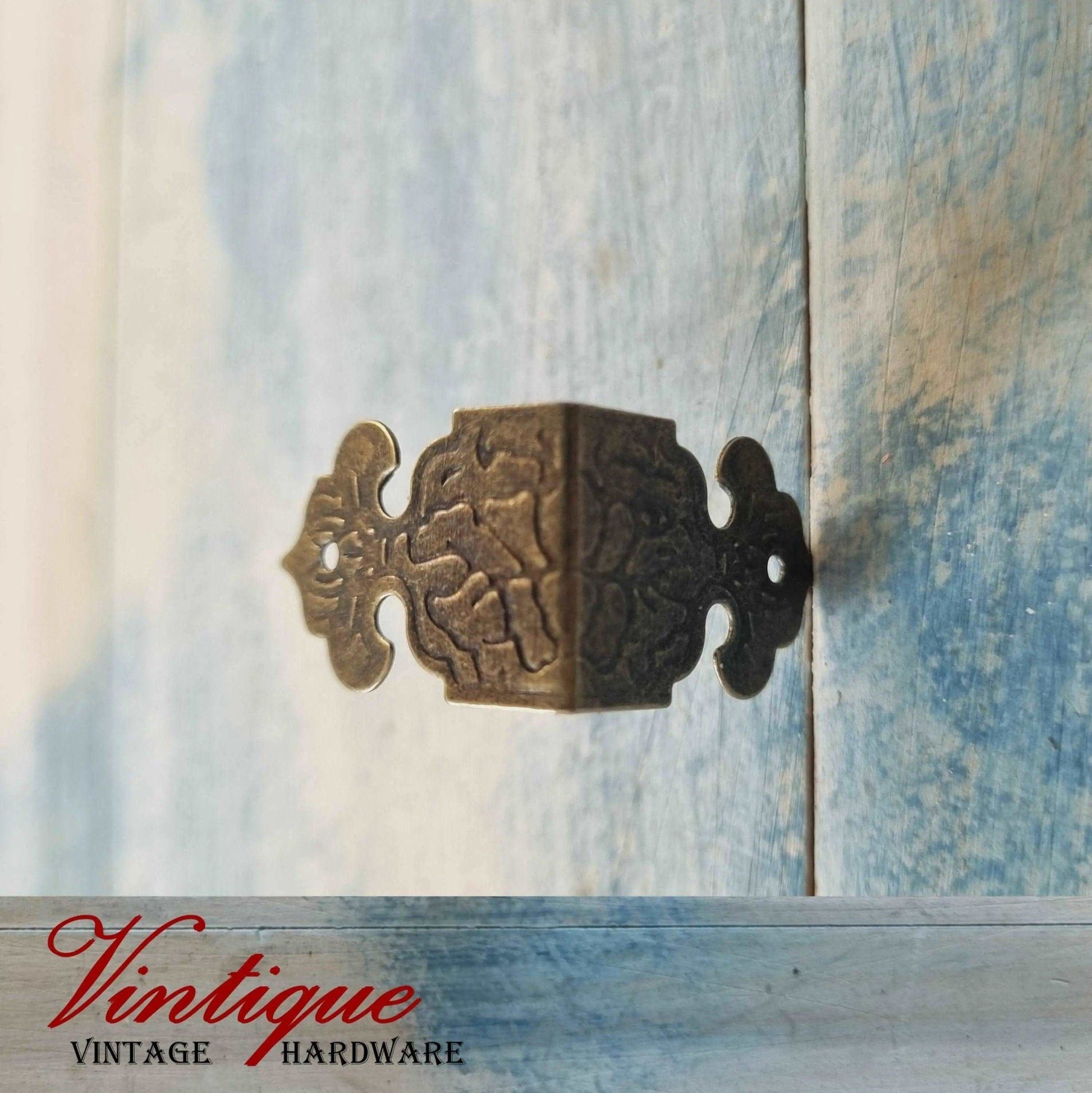 Antique looking Bronze small 2 way corner 26 x 26 x 18mm-Vintique Concepts