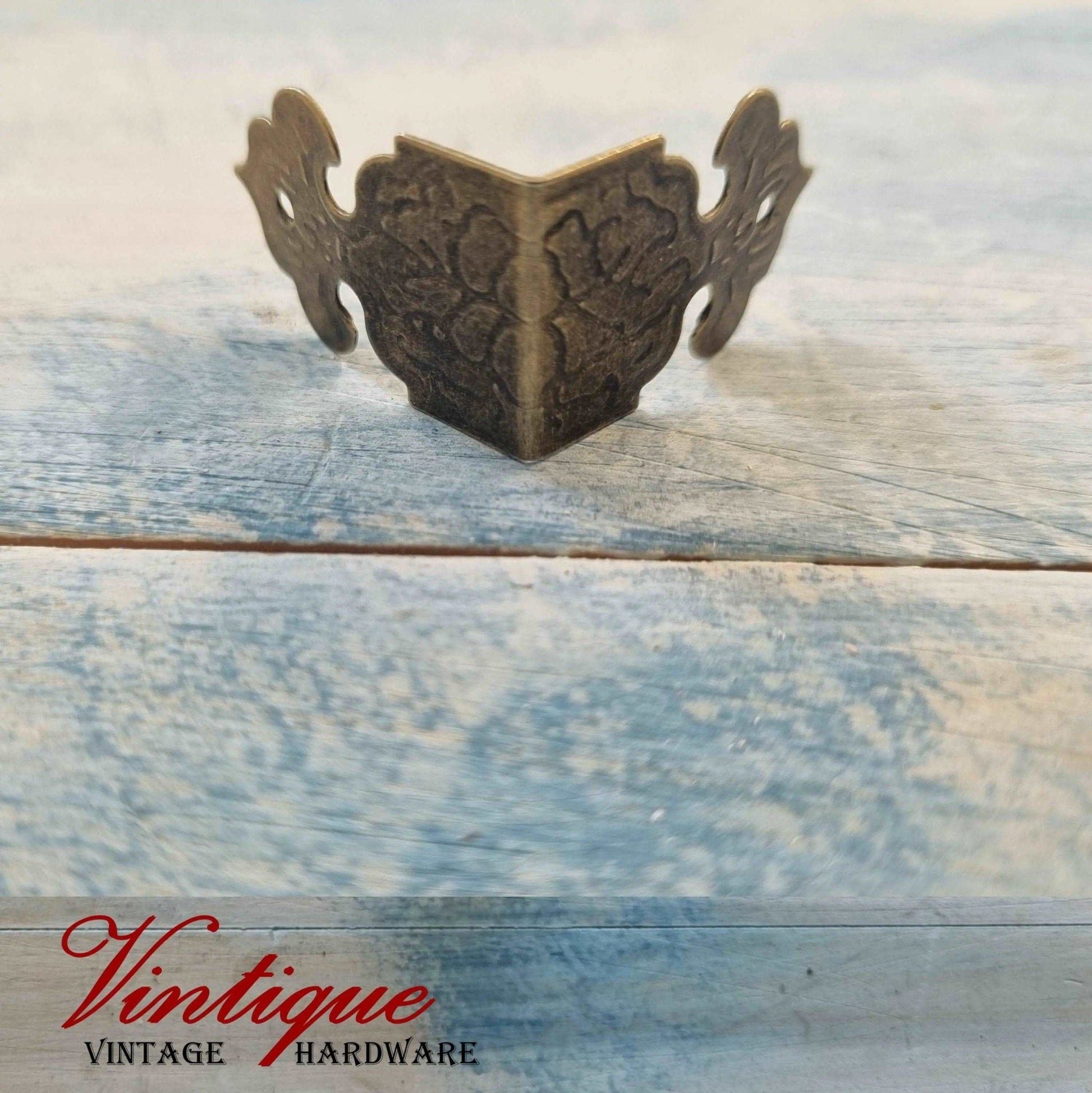 Antique looking Bronze small 2 way corner 26 x 26 x 18mm-Vintique Concepts