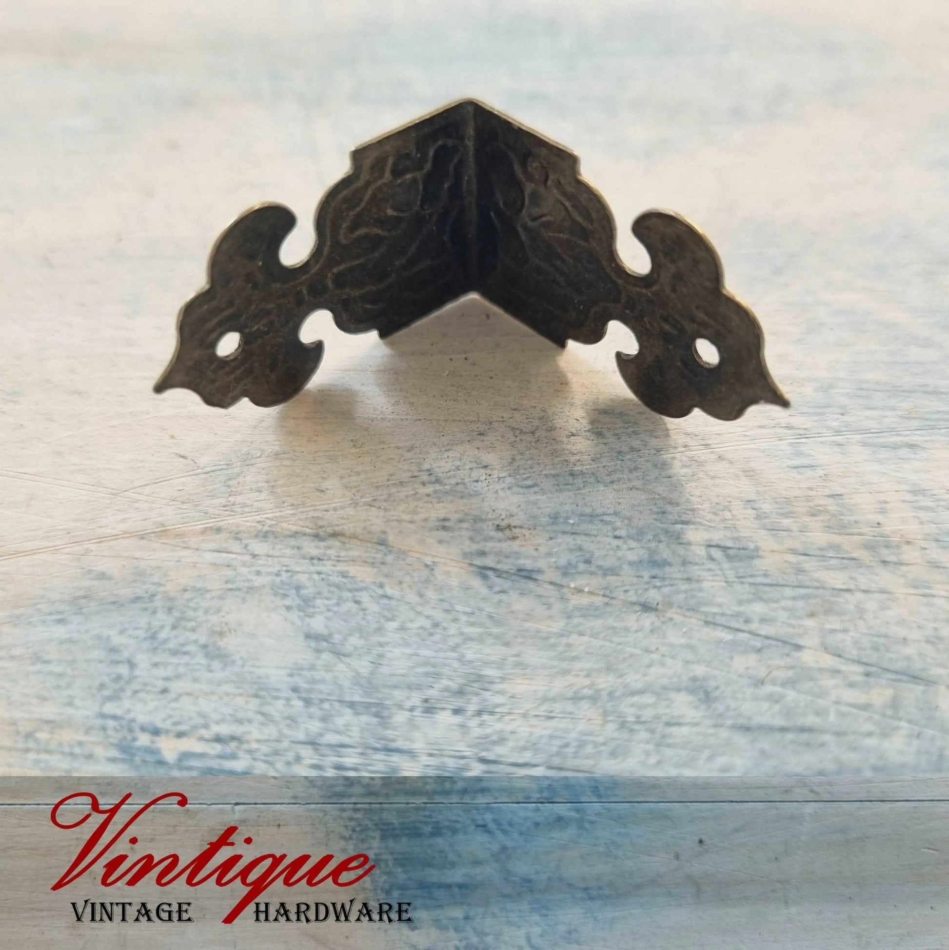 Antique looking Bronze small 2 way corner 26 x 26 x 18mm-Vintique Concepts