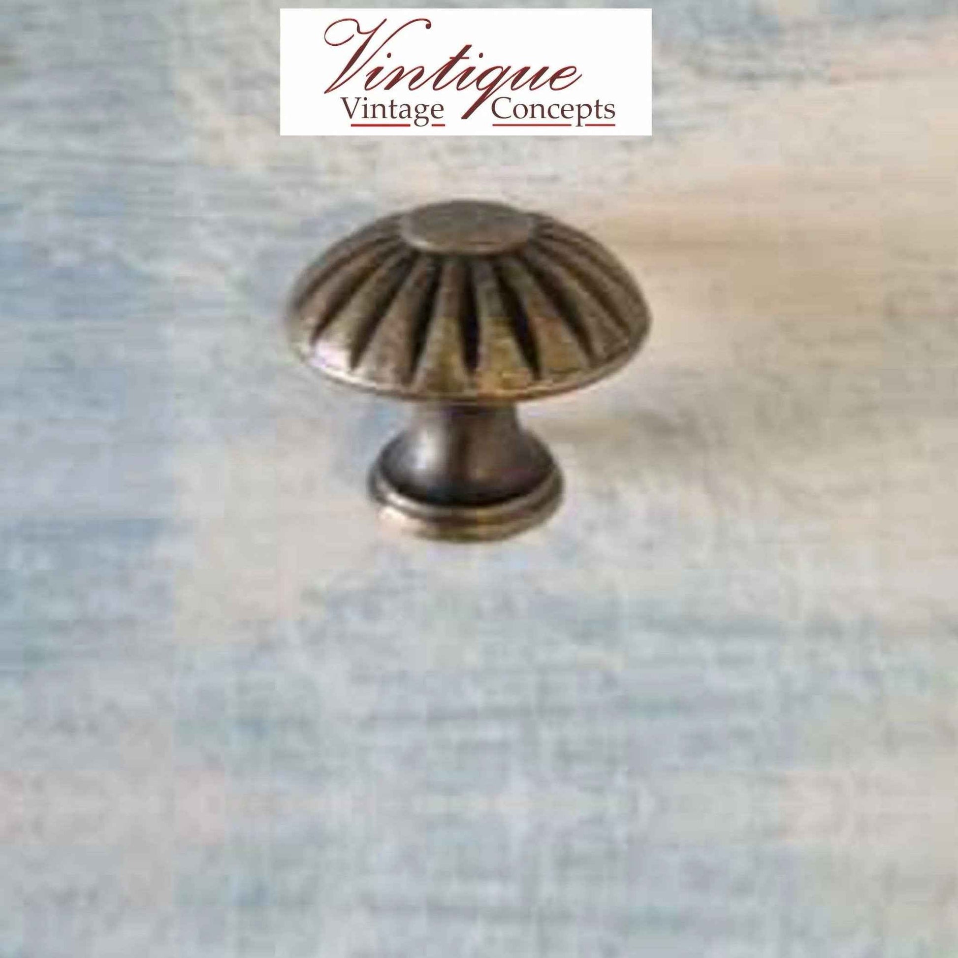 Curved Vintage furniture knob Bronze 25mm