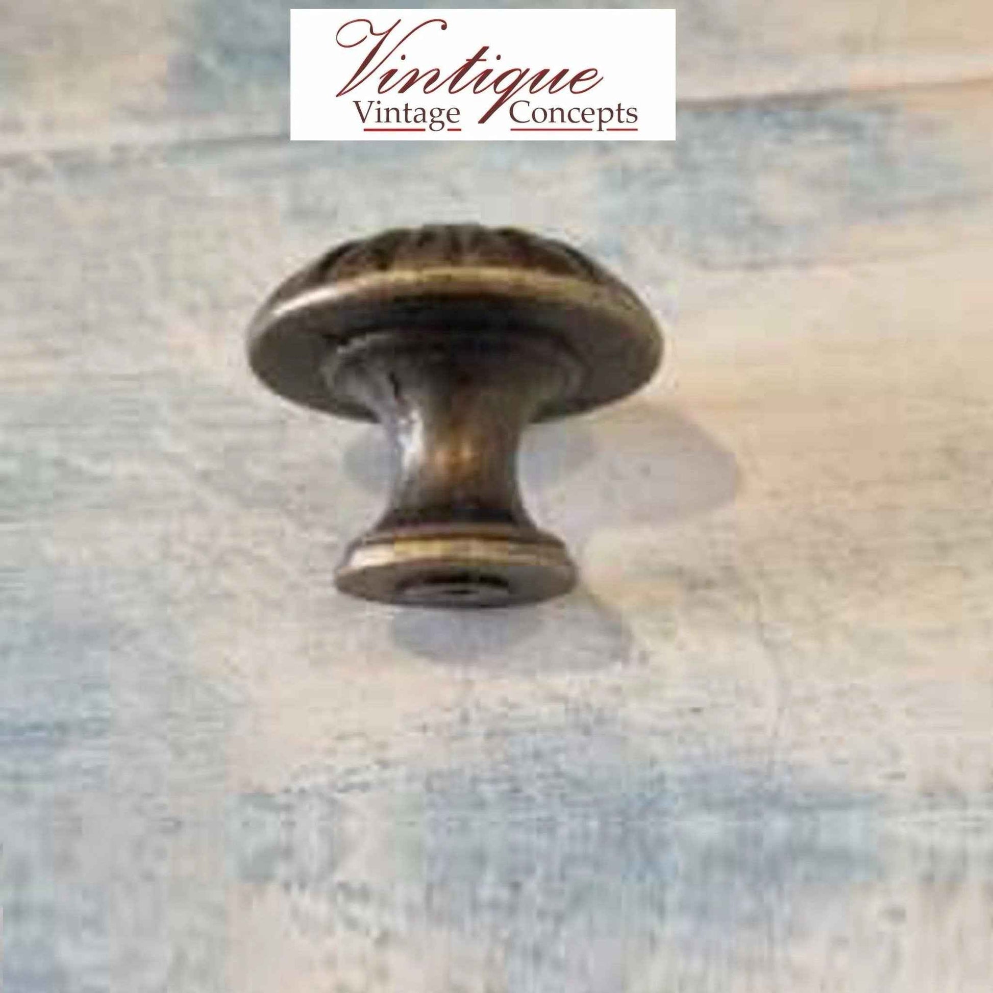 Curved Vintage furniture knob Bronze 25mm