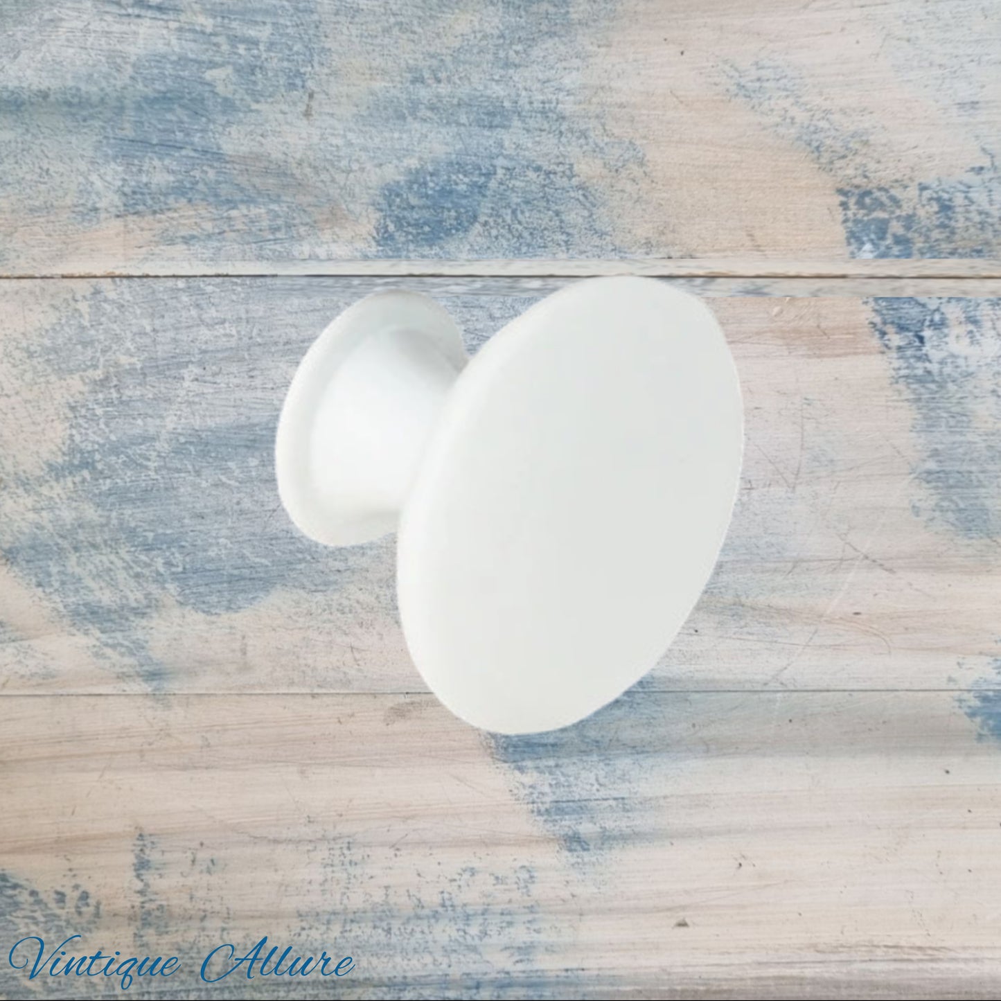 Allure Smooth Alloy Antique White Knob - 30mm Decorative Hardware