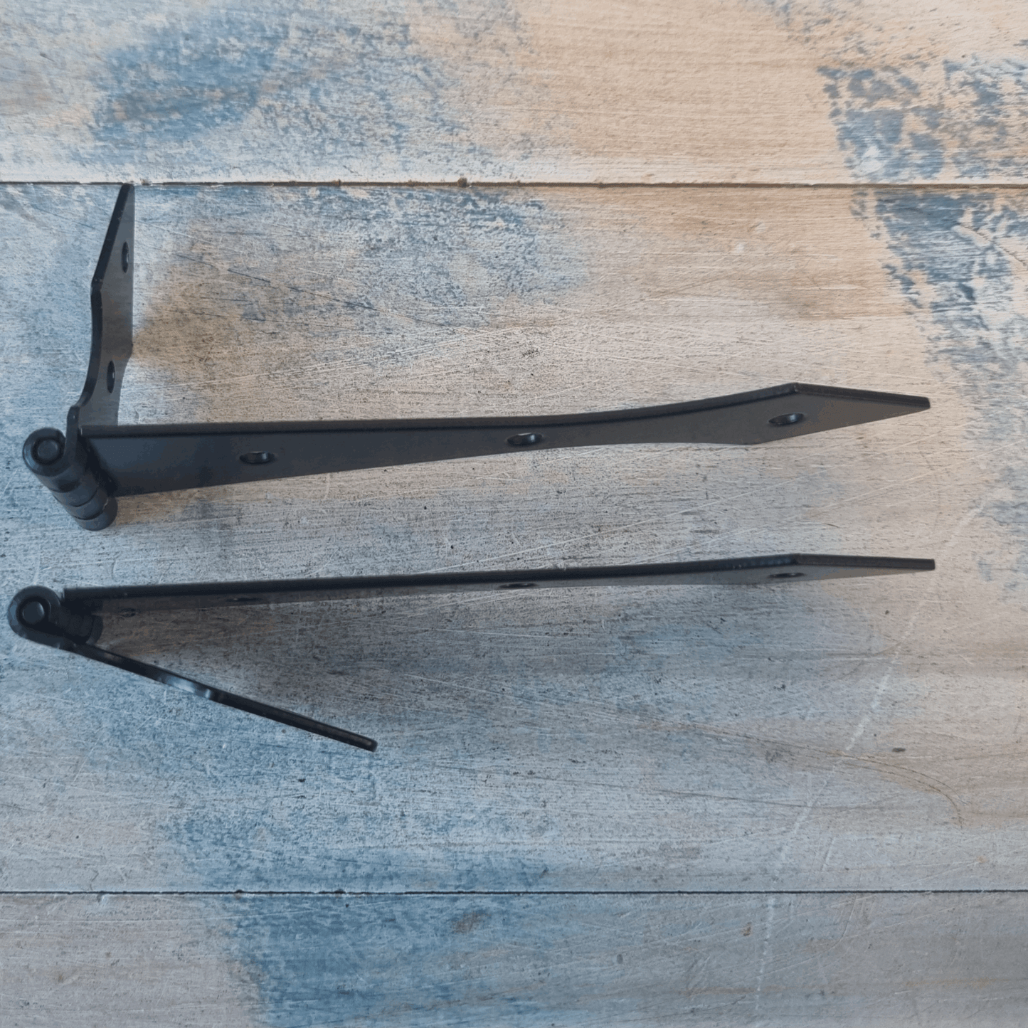 Black rustic arrowhead Strap Hinge - 147mm x 25mm