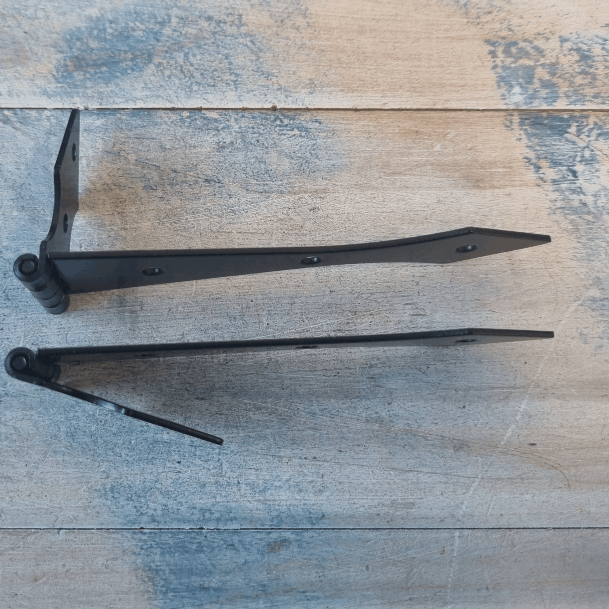 Black rustic arrowhead Strap Hinge - 147mm x 25mm